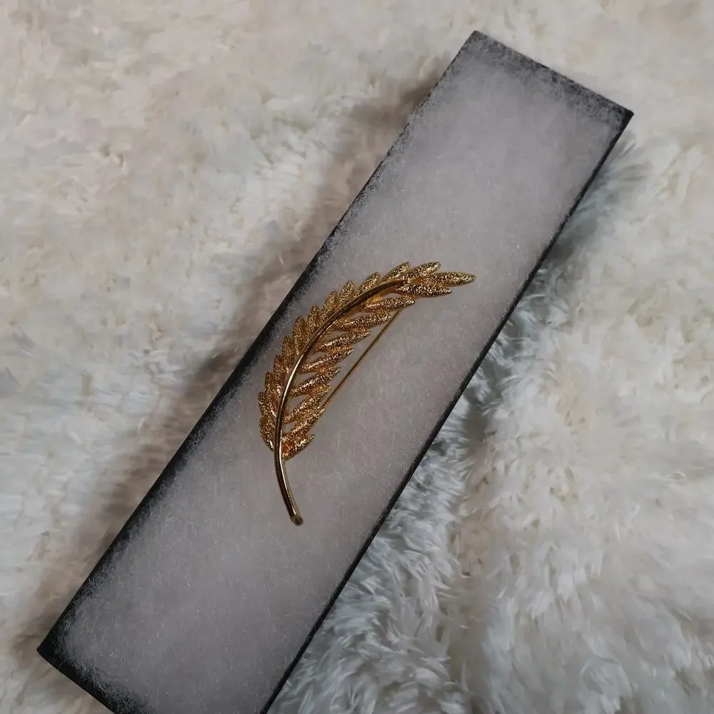 Vintage Signed MONET GOLD TONE Beautiful LEAF Brooch Pin 3”
